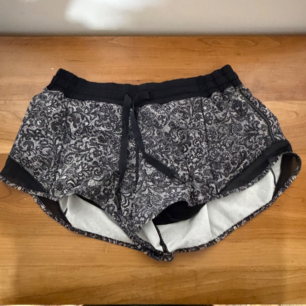 Lululemon Athletica Lace Print Running Shorts Black White Mesh Trim Size 10 Reg